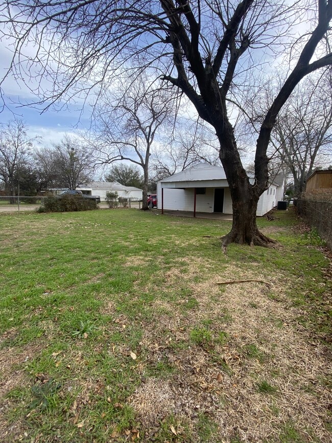 Building Photo - 3803 Poinsettia Dr