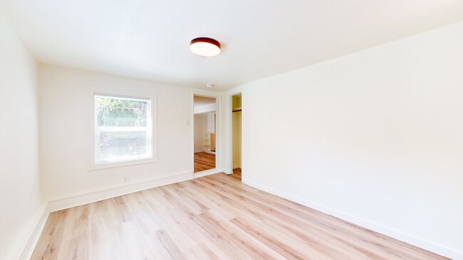 Building Photo - Fantastically Located Garden Apartment