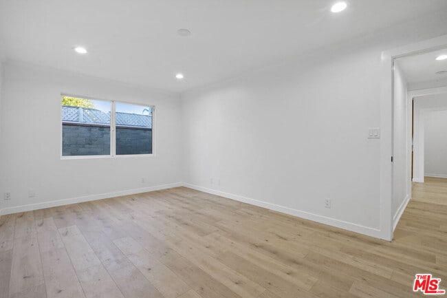 Building Photo - 914 Evergreen St