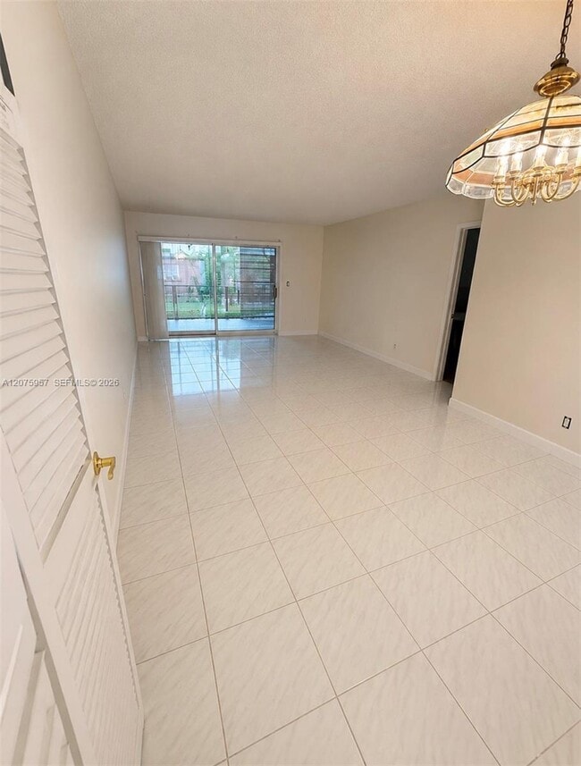 Building Photo - 3591 Inverrary Dr