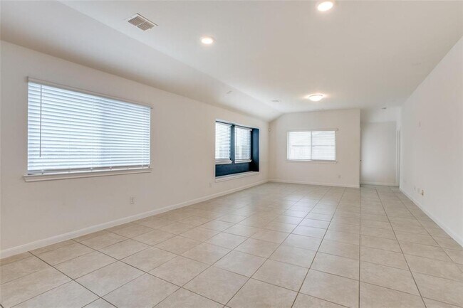 Building Photo - 1304 Rosebush Rd