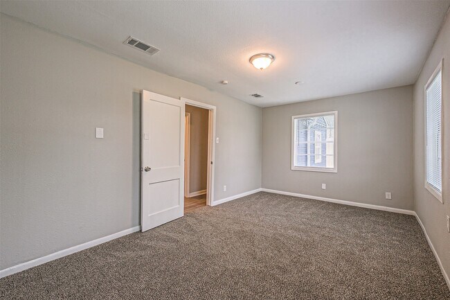 Building Photo - 1539 Pleasantville Dr