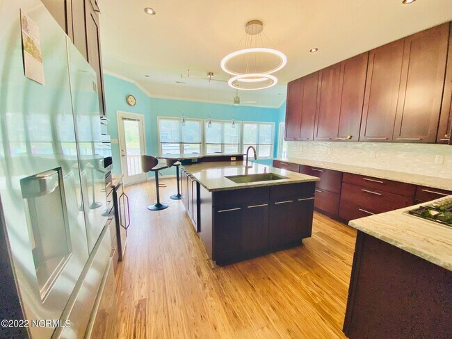 Building Photo - 906 Diamond Ct