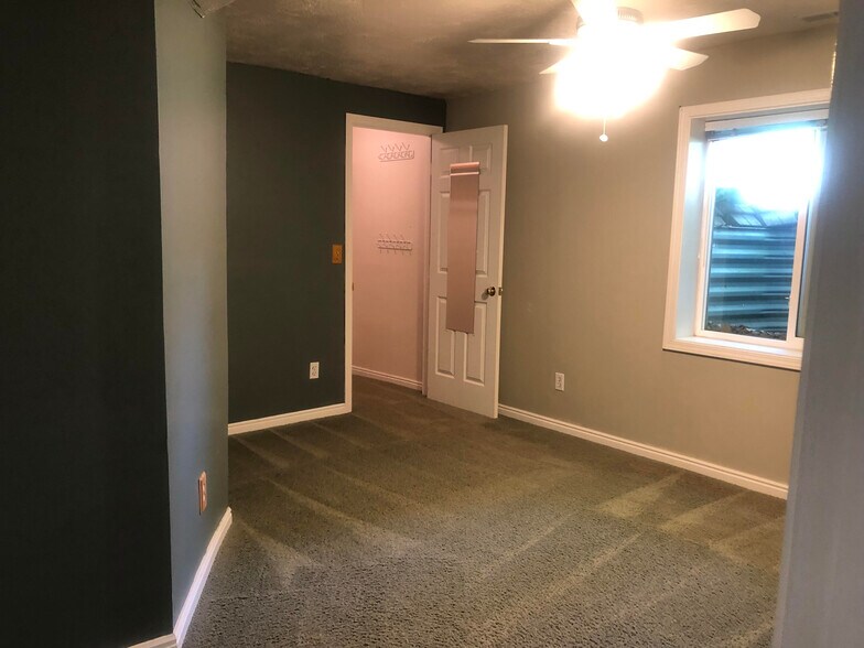 Building Photo - 1255 E 110 N