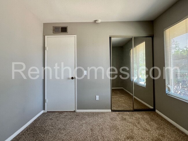 Building Photo - 1426 Kingston Dr