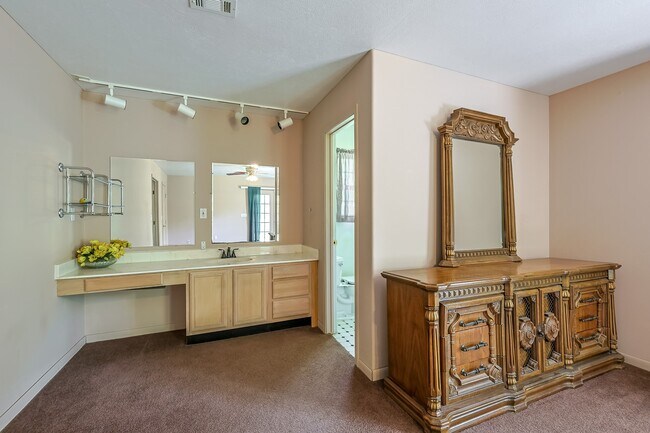 Building Photo - 8 Vick Rd