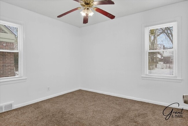 Building Photo - $1300 3 bedrooms