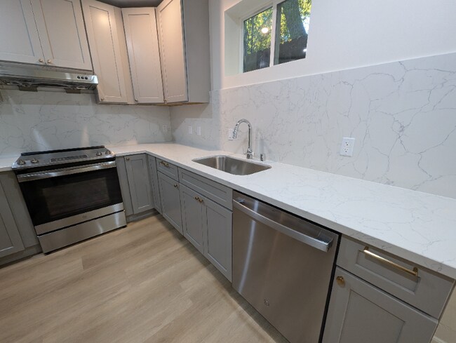 Building Photo - 438 48th St