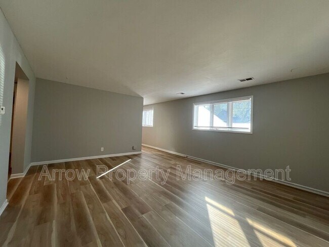 Building Photo - 440 Moffitt St