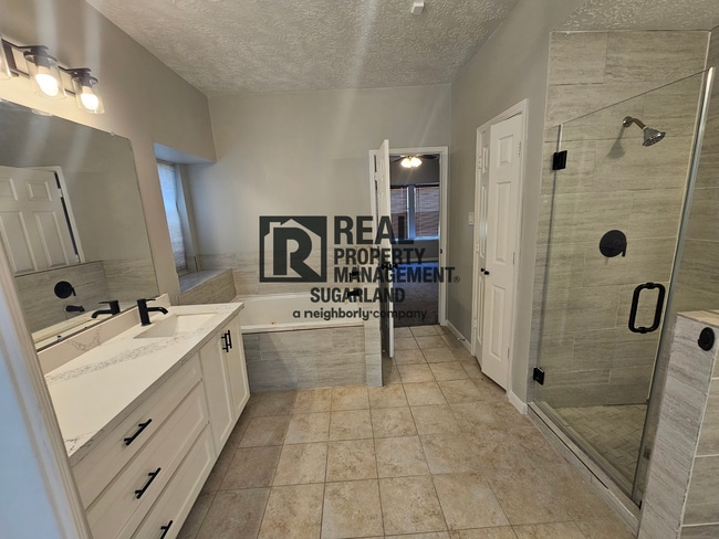 Building Photo - Executive Living in the Heart of Sugar Land