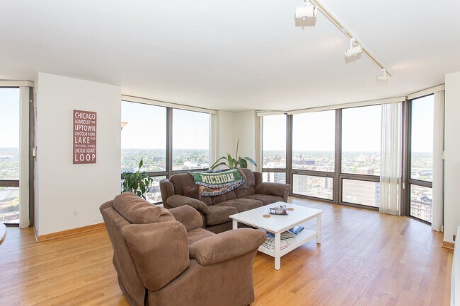 Building Photo - 2650 N Lakeview Ave
