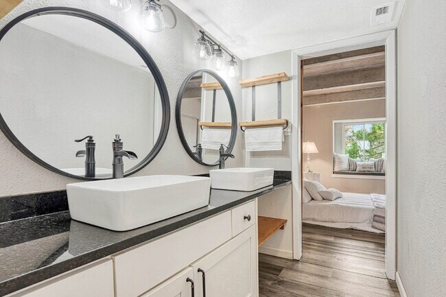 Building Photo - Charming 3-Bed Penthouse Condo in Denver with 2 full bathrooms! – Open Floor Plan *Move in specia...