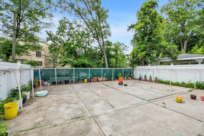 Building Photo - 85-62 148th St