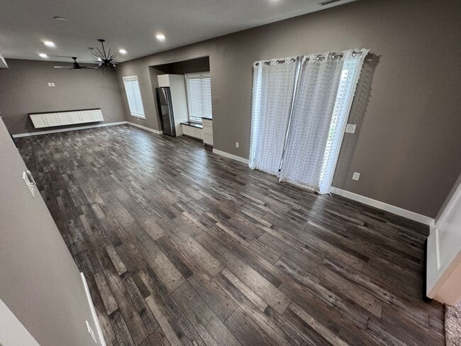Building Photo - $2800 - 4 Bed 3 Bath Home in Westside Siou...
