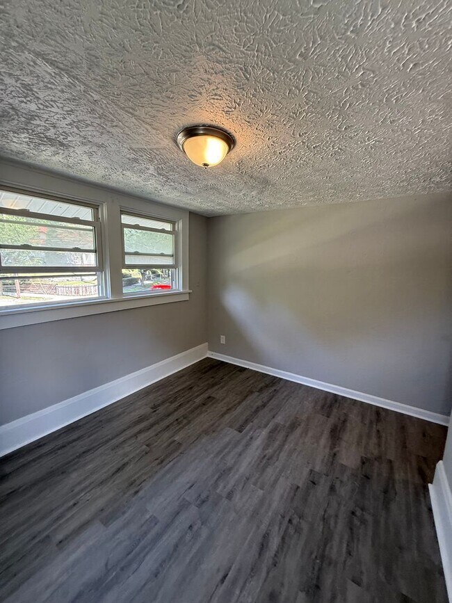 Building Photo - Section 8 Accepted!!! Newly Renovated 3br ...