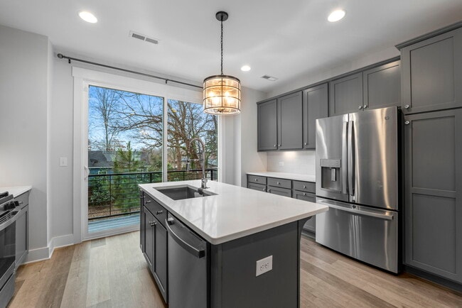 Building Photo - 644 W End Dr