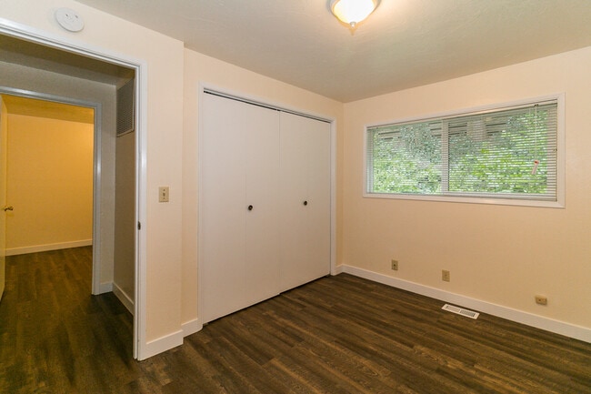 Building Photo - 3-Bedroom, 2-Bath Duplex - Amazing Views o...