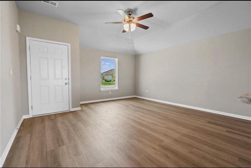 Building Photo - 526 W Fountain Cir