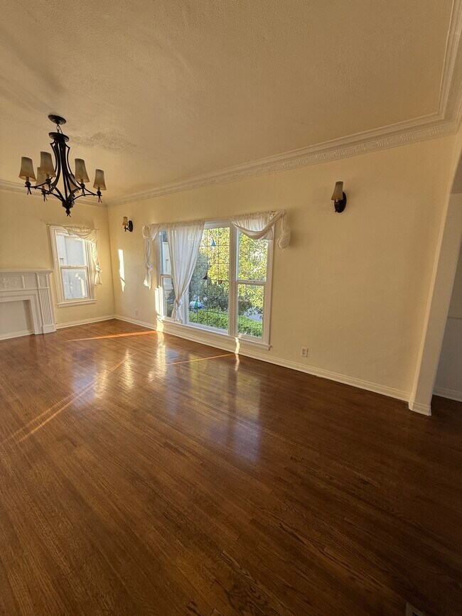 Building Photo - 5906 San Vicente Blvd