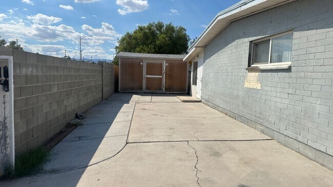 Building Photo - 3 BEDROOMS 2 BATHROOMS HOUSE AVAILABLE FOR...