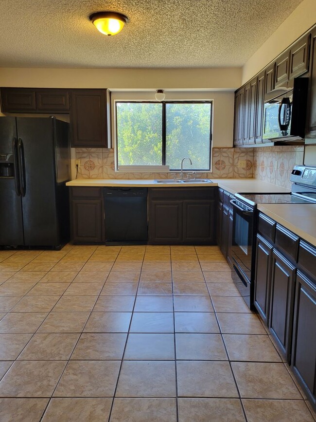 Building Photo - Spacious 3 Bedroom Available NOW!