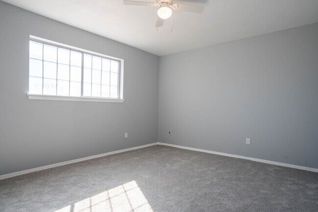 Building Photo - 4 Bedroom Home Available For Immediate Move In!!