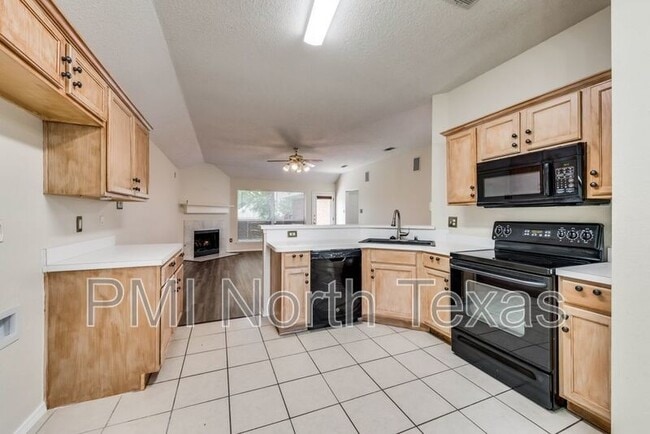 Building Photo - 8101 Hyde Park Dr