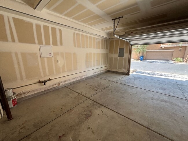 Building Photo - GUARD GATED 3 BED 2.5 BATH 2 CAR GARAGE TOWNHOUSE w/ 3 FLOORS