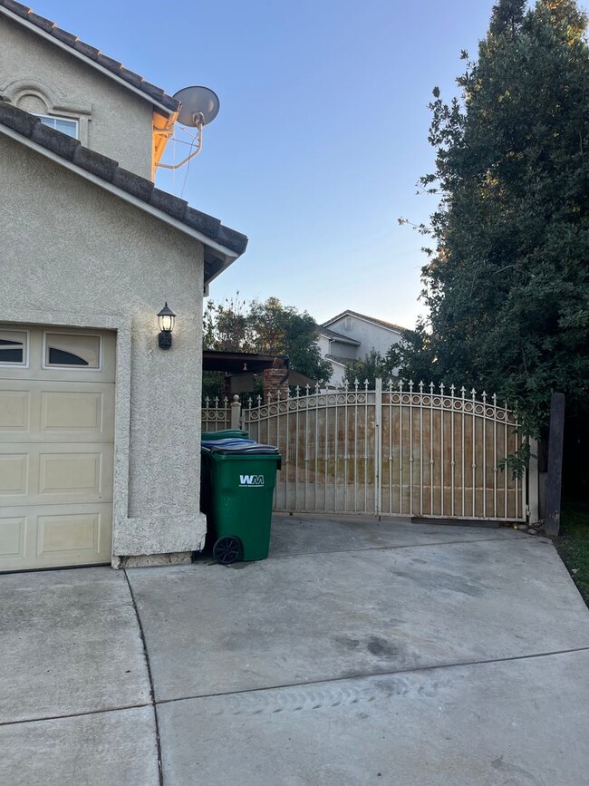 Building Photo - Beautiful Home With Sparkeling Pool