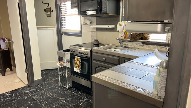 Building Photo - 305 Shelby St