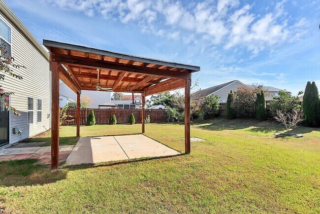 Building Photo - Spacious 3BD/2.5BA Home in Cabarrus Crossing!