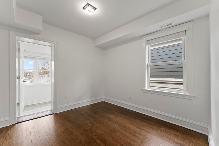 Building Photo - 5304 W Cornelia Ave