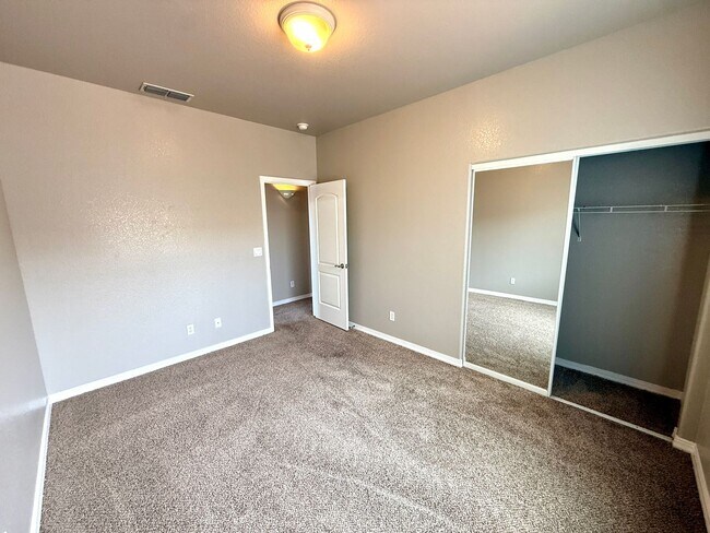 Building Photo - Move in Special! Half off 1st Month's Rent- Great 3 Bedroom Duplex near the Kingman Hospital!
