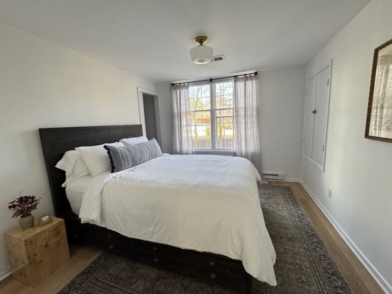 Queen Bedroom - 26 East St