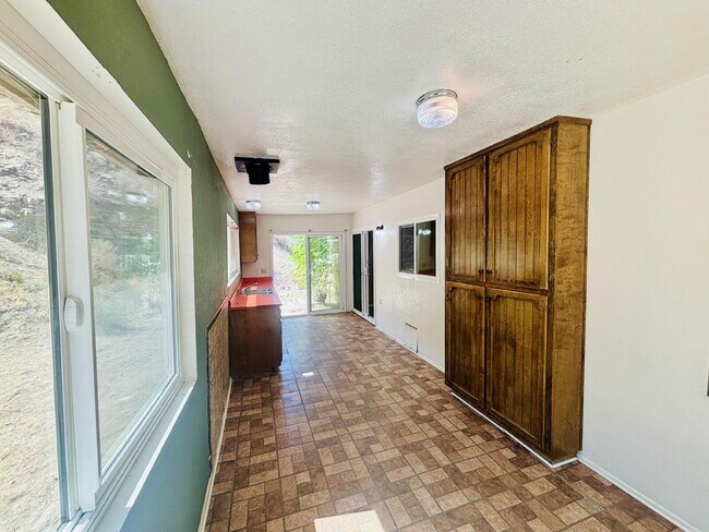 Building Photo - House on 5 acres in the serene mountains o...