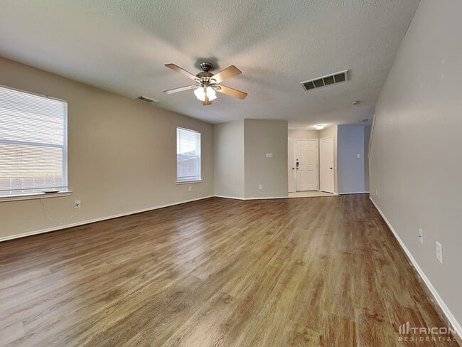 Building Photo - 33107 Cottonwood Bend