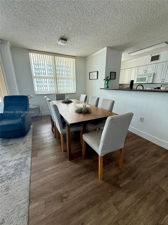 Building Photo - 1155 Brickell Bay Dr