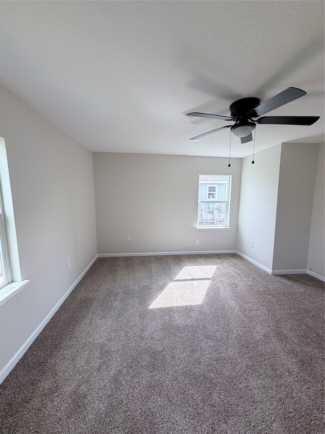 Building Photo - 2915 Creston Dr