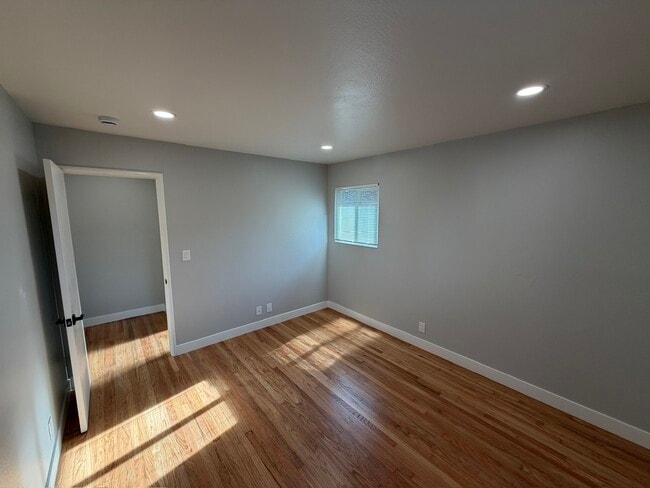 Building Photo - 969 Elgin St