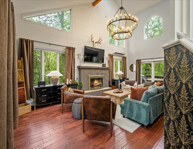 Building Photo - 1825 Jennifer Dr