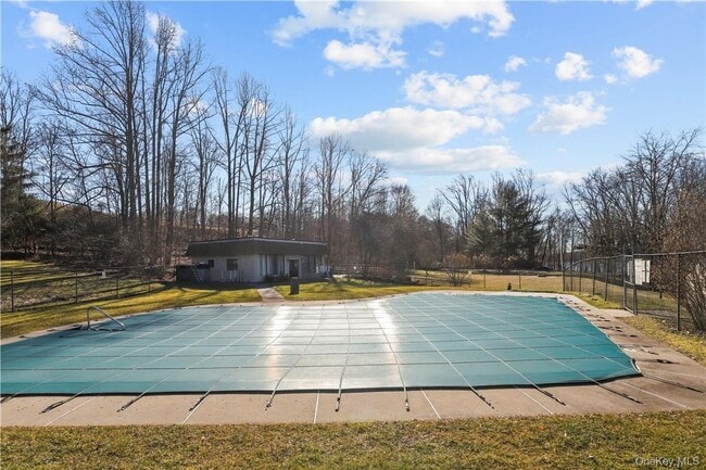 Building Photo - 305 Vista on the Lake