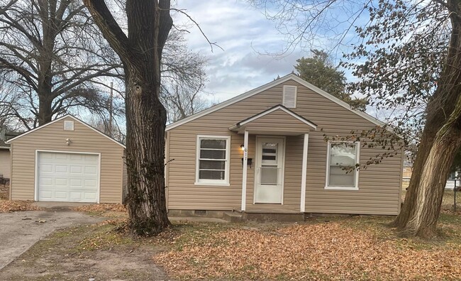 Primary Photo - Very Cute 2br/1ba House + 1 Car Detached G...