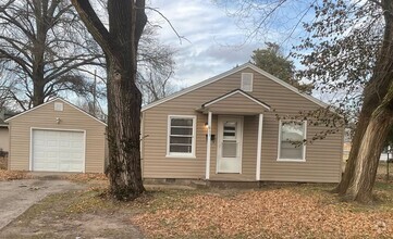 Building Photo - Very Cute 2br/1ba House + 1 Car Detached G...