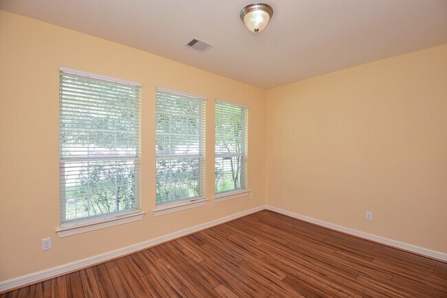 Building Photo - 25203 Oak Villa Dr