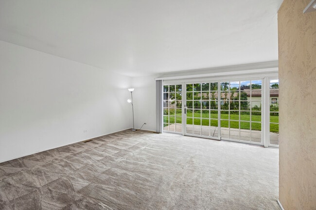 Building Photo - 21W256 Briarcliff Rd