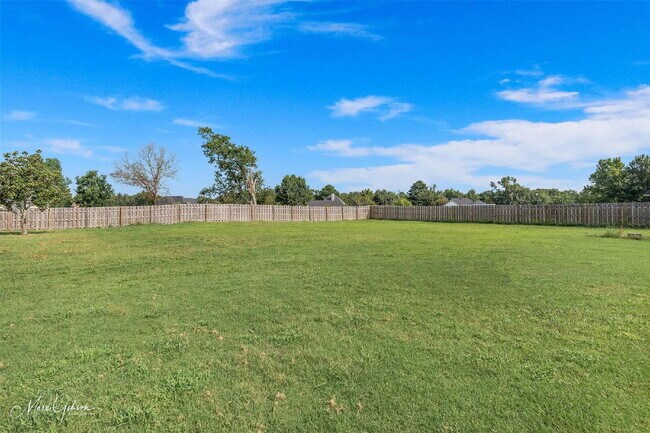 Building Photo - "Charming 4-Bedroom Gem with Spacious 2091...