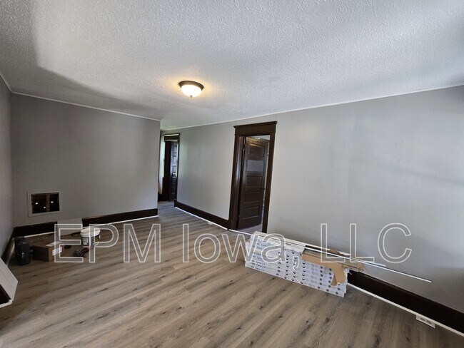 Building Photo - 124 Moir St