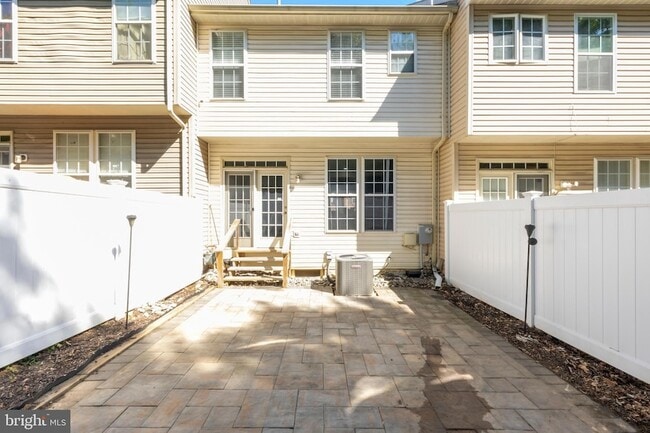 Building Photo - 4004 Meadow Trail Ln