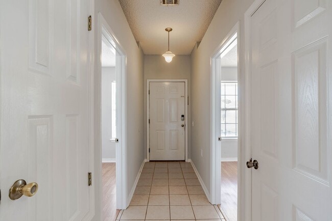Building Photo - Well-maintained cottage home in Bellview