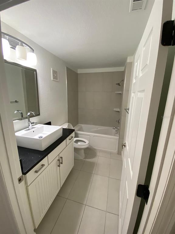 Building Photo - 5475 Vineland Rd